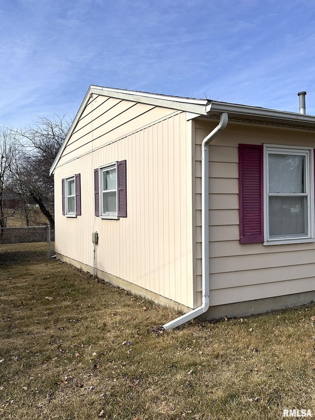 view of side of property featuring a yard