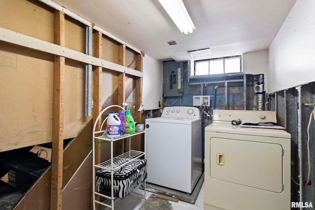 laundry room featuring electric panel and independent washer and dryer