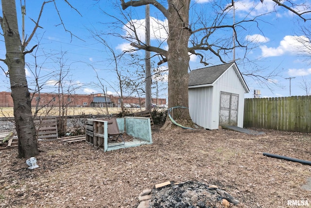 view of yard featuring a storage unit