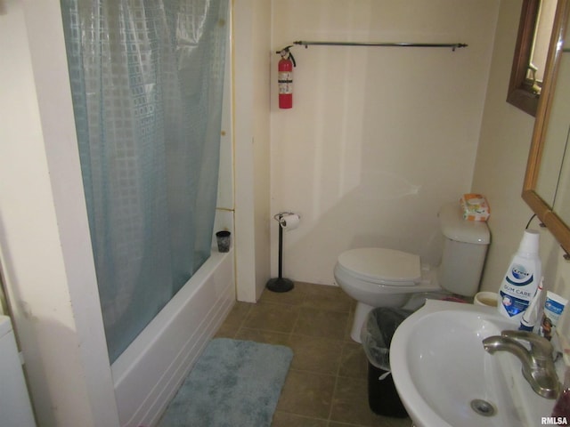 full bathroom featuring toilet, sink, tile patterned floors, and shower / bath combo with shower curtain