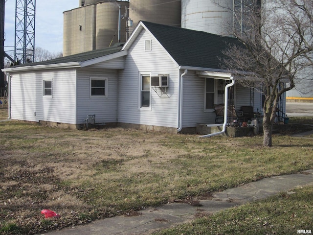 view of side of property featuring a lawn