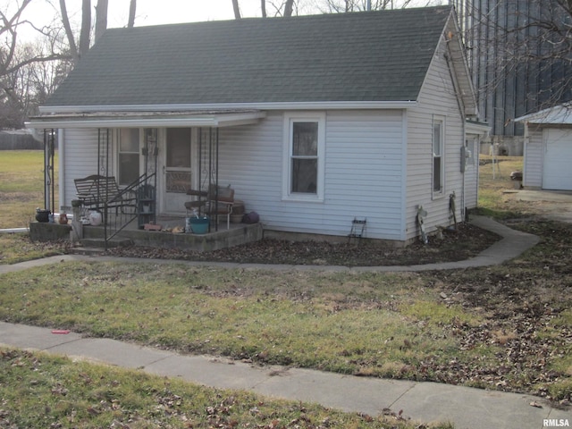 view of front of home featuring a front yard and covered porch