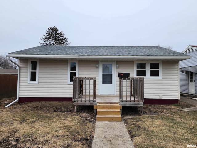 view of front of property featuring a front lawn