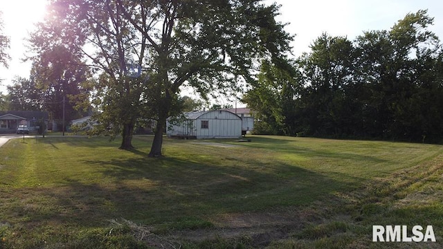 705 W St, Flora, IL 62839