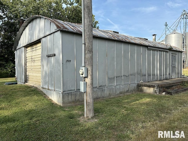 705 W St, Flora, IL 62839