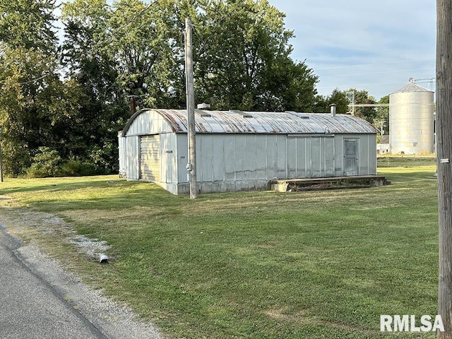705 W St, Flora, IL 62839