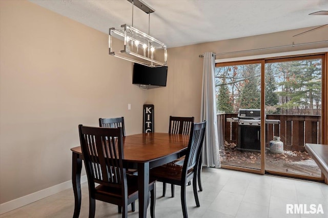 dining area with a notable chandelier