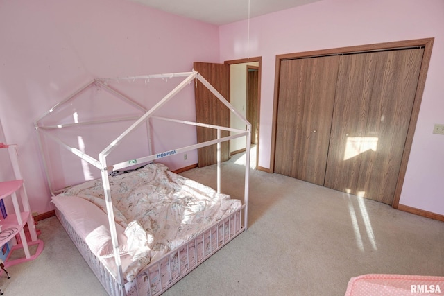 bedroom featuring baseboards and a closet