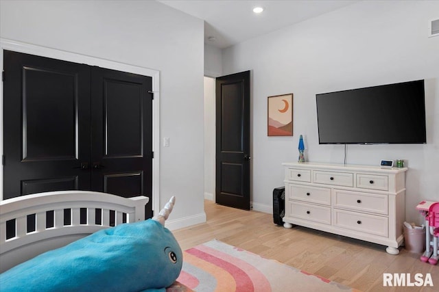 bedroom with visible vents, a closet, light wood-style floors, baseboards, and recessed lighting