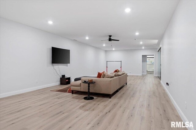 living room with light wood-style floors, recessed lighting, baseboards, and ceiling fan