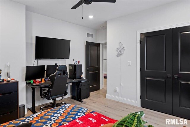 bedroom with visible vents, wood finished floors, baseboards, recessed lighting, and a ceiling fan