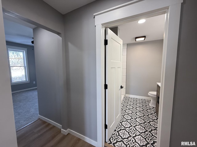 full bathroom featuring baseboards, toilet, a shower, and vanity