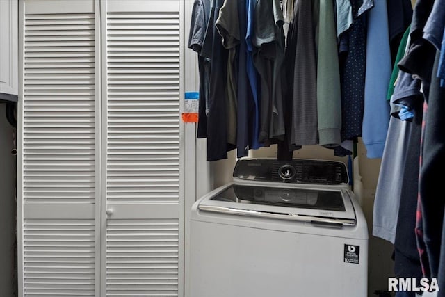 laundry room with laundry area and washer / clothes dryer