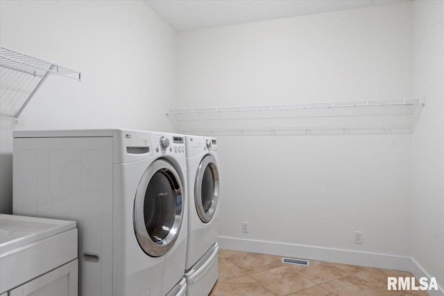 washroom featuring laundry area, visible vents, independent washer and dryer, and a sink