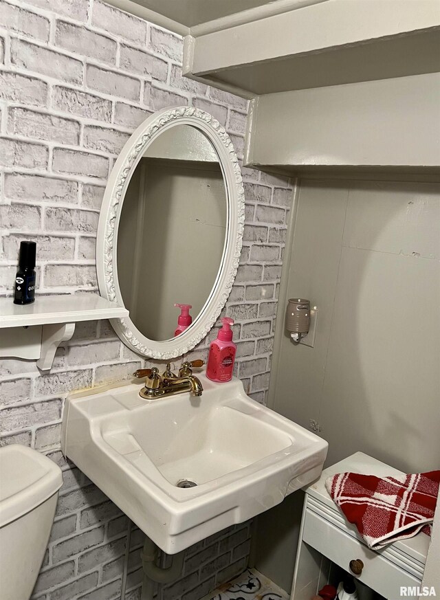 102 W Lorton St, Roodhouse, IL 62082 - half bath with a sink and toilet