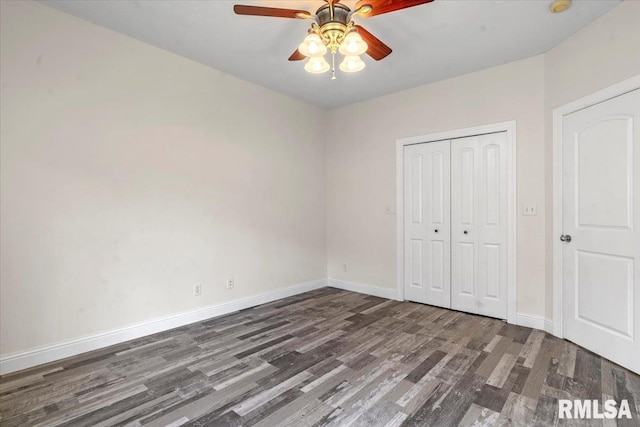 unfurnished bedroom with baseboards, a ceiling fan, wood finished floors, and a closet