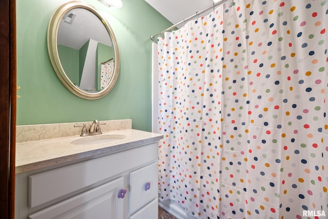 bathroom with a shower with shower curtain and vanity