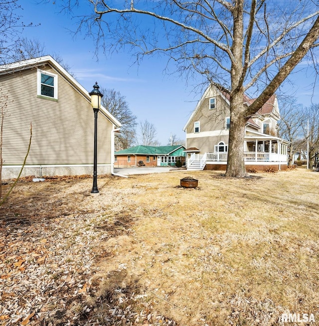 view of yard with a fire pit