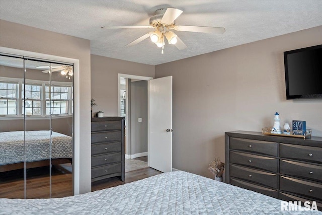 bedroom featuring a closet, a textured ceiling, ceiling fan, and wood finished floors