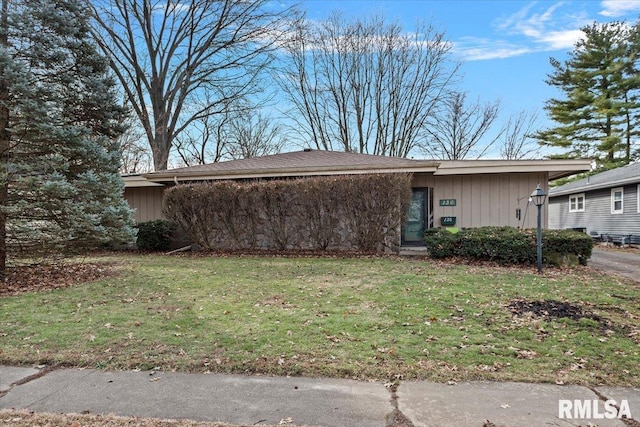 view of front of property featuring a front yard