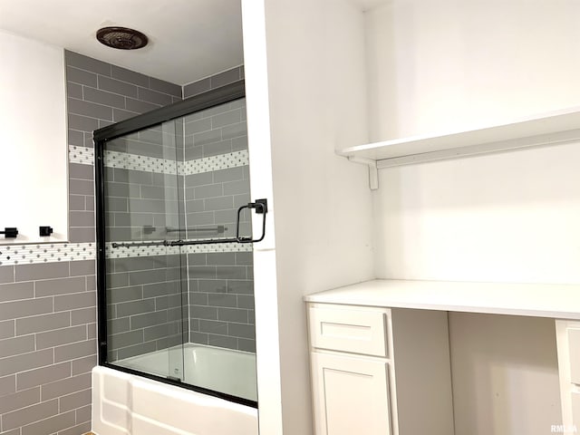 bathroom with enclosed tub / shower combo