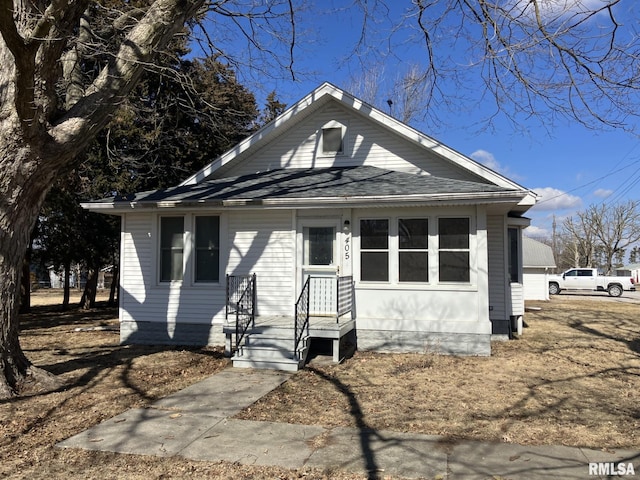 view of front of property featuring a shingled roof