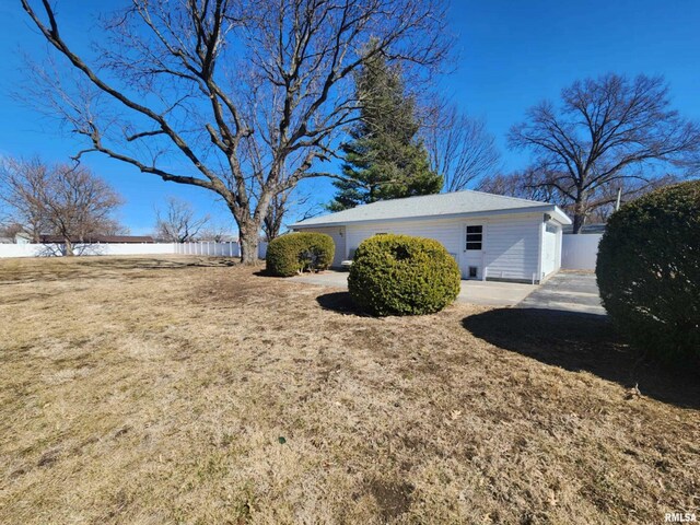 view of yard featuring fence