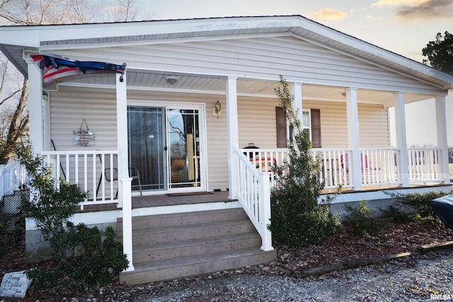 property entrance featuring a porch