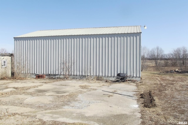 view of outdoor structure with an outdoor structure