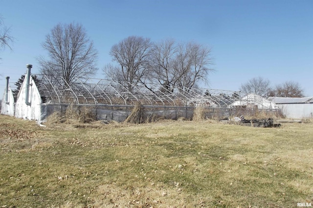 view of yard featuring an outdoor structure