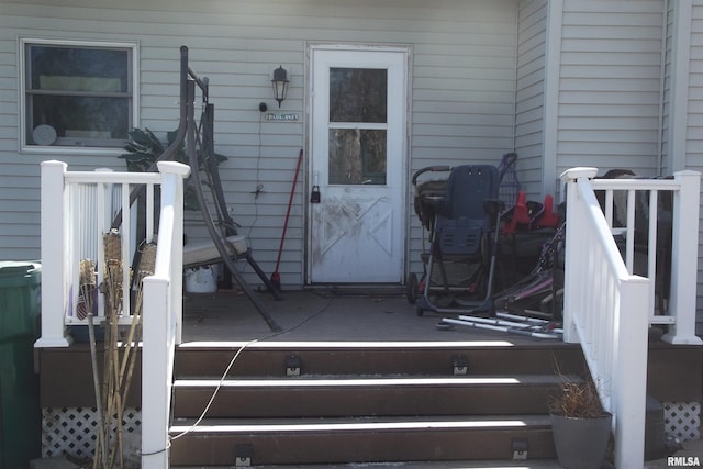 property entrance featuring a deck