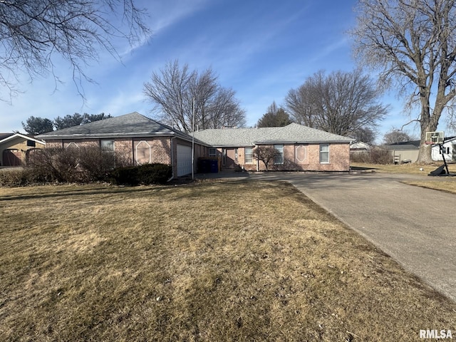 view of front of property featuring a carport, driveway, brick siding, and a front yard