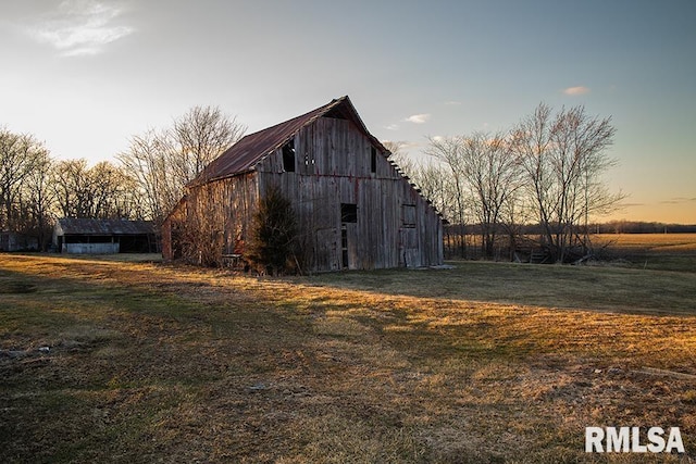 view of barn featuring a yard