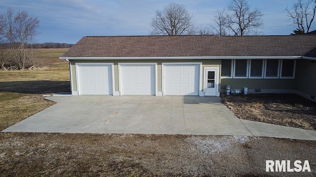 view of front of house with a front lawn and a shingled roof