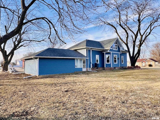 view of front of property with a front yard