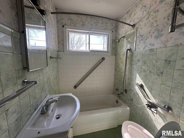 full bathroom with a wealth of natural light, tile walls, toilet, and wallpapered walls