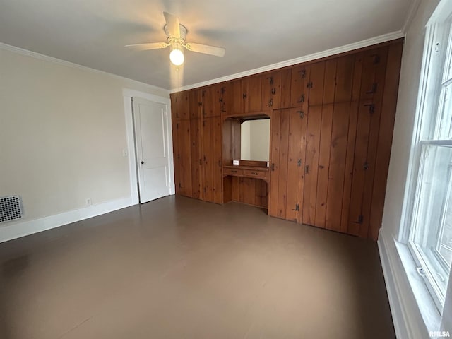 unfurnished room featuring visible vents, baseboards, finished concrete flooring, a ceiling fan, and crown molding