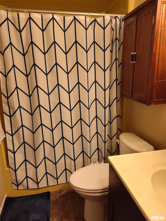 full bathroom featuring a shower with curtain, vanity, and toilet