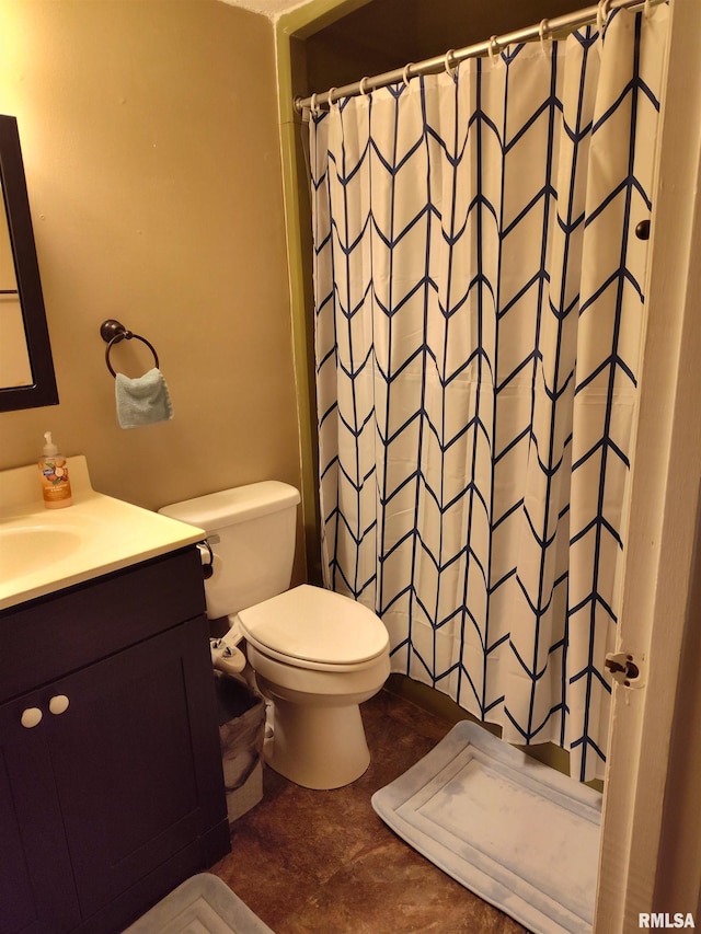 full bath with a shower with curtain, vanity, and toilet