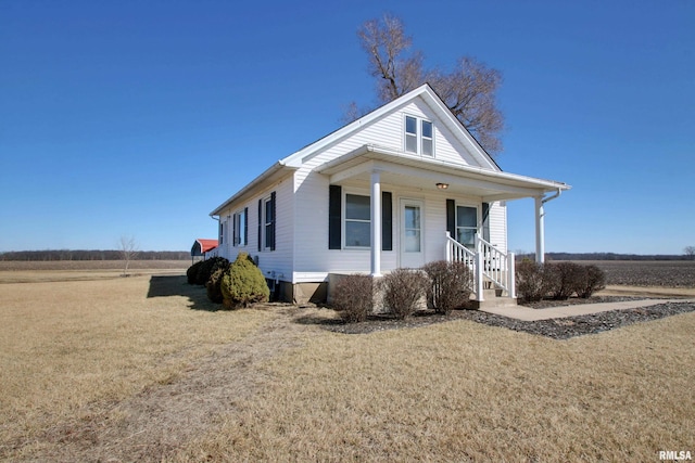 view of front of property featuring a front yard and covered porch