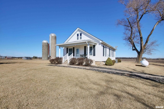 view of front of property featuring a porch and a front yard