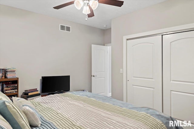 bedroom featuring a ceiling fan, visible vents, and a closet