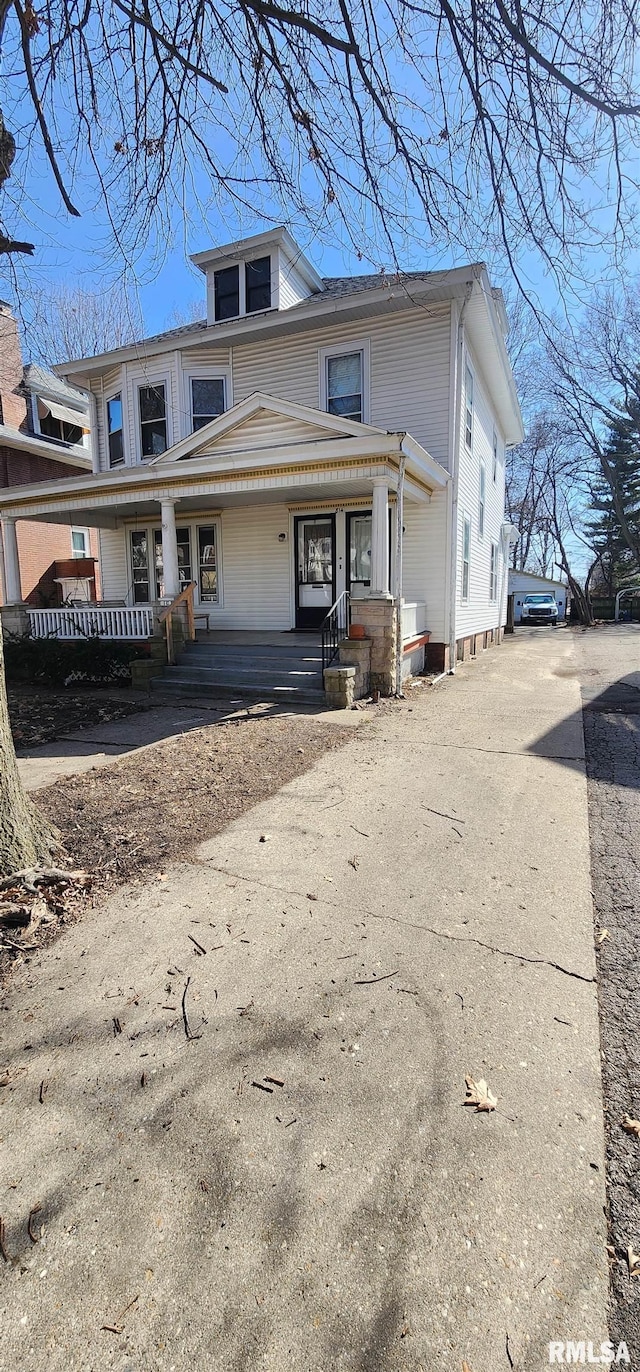 814 W Edwards St, Springfield, IL 62704 - american foursquare style home with a porch and driveway