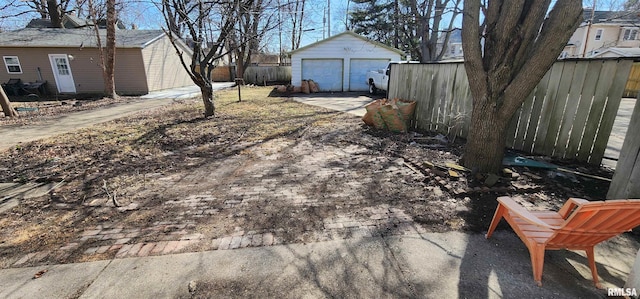 814 W Edwards St, Springfield, IL 62704 - view of patio / terrace featuring a detached garage and an outbuilding