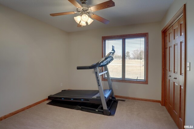 exercise room featuring carpet flooring, ceiling fan, visible vents, and baseboards