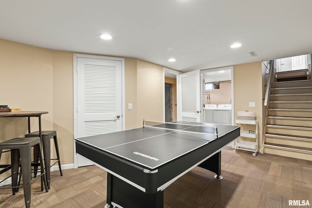 rec room with light carpet, visible vents, baseboards, independent washer and dryer, and recessed lighting