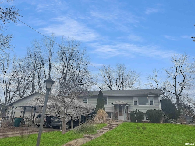 view of front of house featuring a carport and a front yard