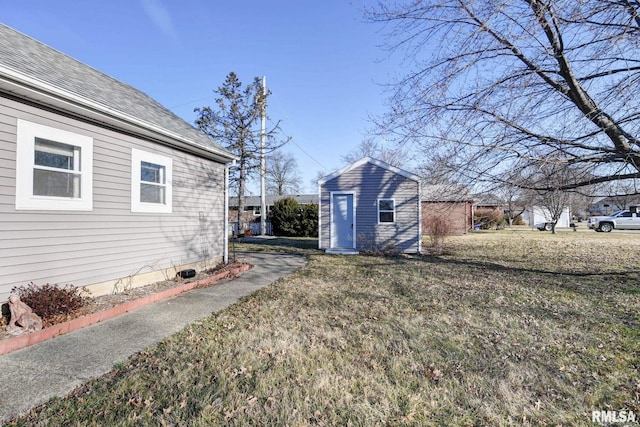 view of yard featuring an outbuilding