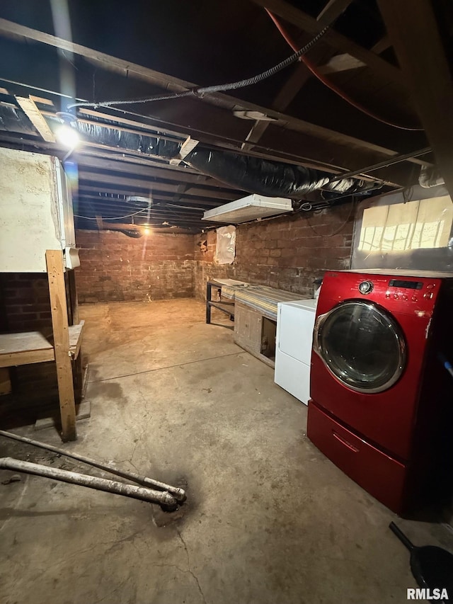 unfinished below grade area featuring independent washer and dryer