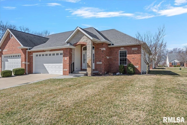 view of front of home featuring a front yard, roof with shingles, and an attached garage